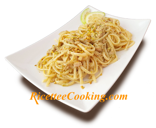 Pasta con pesto ai pistacchi e tonno